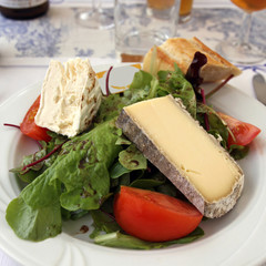 käseauswahl mit salat