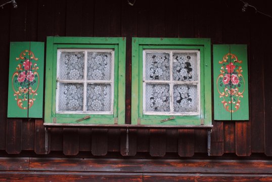 Fenster mit Bauernmalerei