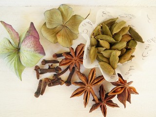 Kardamom, Nelken und Sternanis
