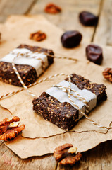 raw vegan dates coconut walnut chocolate bars