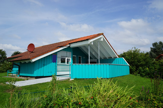 Urlaub im Grünen - blaues Ferienhaus in Holzbauweise