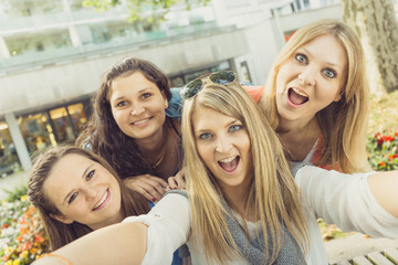 Vier junge Frauen machen ein Selfie
