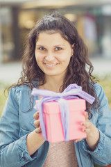 Fototapeta premium Junge Frau mit Geschenkbox