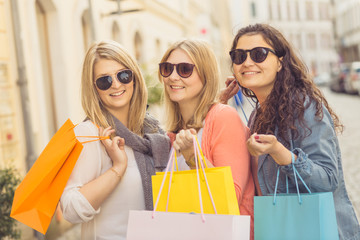 Drei junge Frauen mit Einkaufstüten