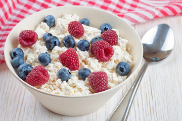 cottage cheese with berries