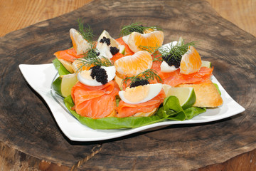 Baguette, geräuchertes Lachsfilet, Salat, Ei, Dill, Orange, Kavi