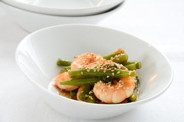 Shrimps with green beans and sesame