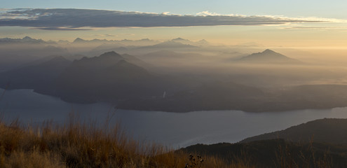 Sonnenaufgang über dem lago Maggiore