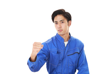 ガッツポーズの労働者