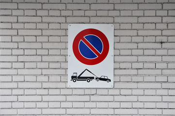 Parkverbot mit Warnung auf Mauer