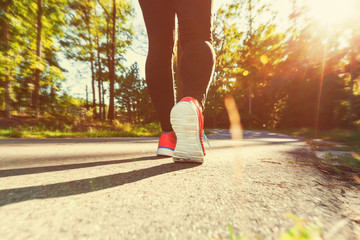Femme jogging sur un chemin extérieur