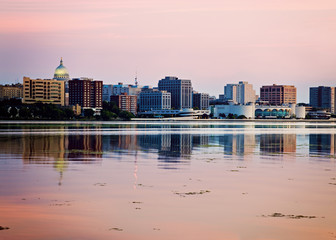 Fototapeta premium Downtown Madison seen acrross Lake Monona