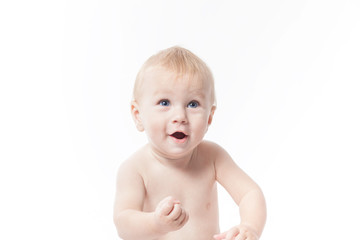 Blondes Baby ballt seine Faust und lacht