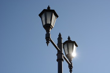 Fototapeta na wymiar レトロな街灯 街灯に朝日が反射している風景。