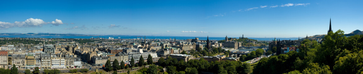 Fototapeta na wymiar Edinburgh cityscape view from castle hill