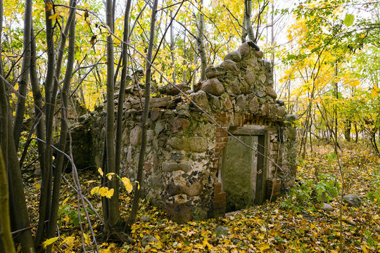 the ruins of an old building  