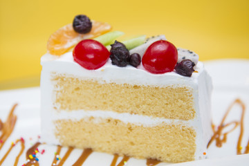 vanilla cake with fresh fruit