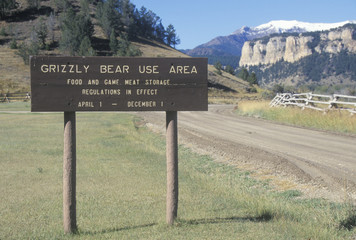 A sign that reads ÒGrizzly bear use areaÓ