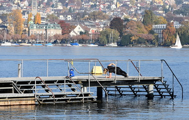 Naklejka premium scéance d'étirements en bordure du lac