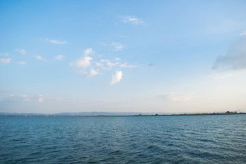 Obraz premium THe water on a lake is a blue