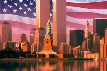Deurstickers Vrijheidsbeeld Digitale composiet: skyline van New York, Amerikaanse vlag, World Trade Center, Vrijheidsbeeld