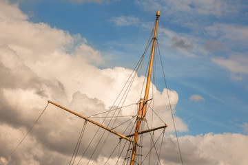 Mast eines alten Segelschiffes