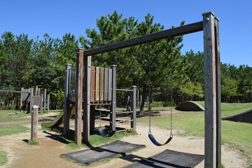 Fototapeta na wymiar 木製の遊具／山形県庄内地方の運動公園で、木製の遊具を撮影した写真です。