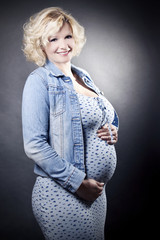 Schwangere Frau im 7. Monat