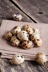 Obraz premium Quail eggs on rustic wooden table