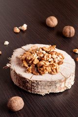 Walnut kernels and whole walnuts on wooden table