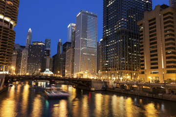 Fototapeta na wymiar Along Chicago River