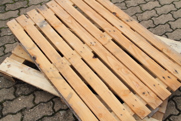 zwei Holzpaletten