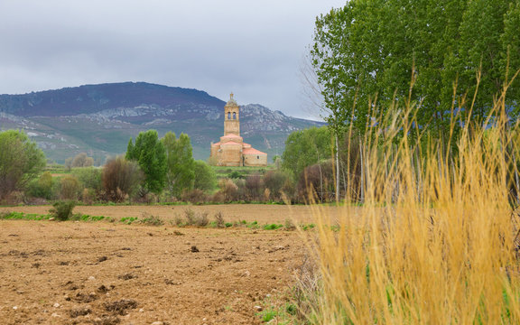 Vista general del exterior de la Iglesia del Cristo en Tabuyo del Monte,  entre campos y monta&ntilde;as . Construida en piedra desde el siglo XVIII. Provincia de  Le&oacute;n. Espa&ntilde;a