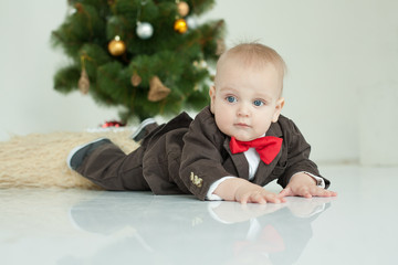 Naklejka premium Small boy plays in white studio