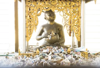 Papier Peint photo Lavable Bouddha Money bill offerings in front of a golden buddha statue, Myanmar