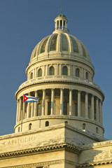 Obraz premium Morning light on the Capitolio and Cuban Flag, the Cuban capitol building and dome in Havana, Cuba