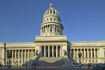 Obraz premium Morning light on the Capitolio and Cuban Flag, the Cuban capitol building and dome in Havana, Cuba