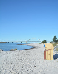 Strand mit Blick auf die Fehmarnsundbrücke,Insel Fehmarn,Ostsee,Deutschland