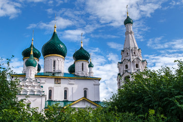 Obraz premium Elijah the Prophet Church in trees, Yaroslavl