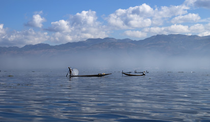 Obraz premium Fisher at inle lake with mountain range, Myanmar