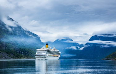 Fototapeta premium Cruise Liners On Hardanger fjorden