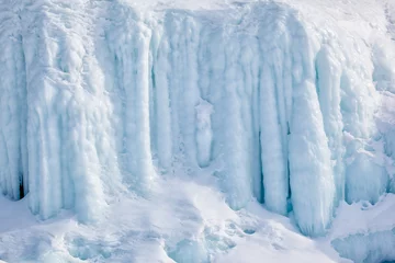 Crédence de cuisine en verre imprimé Glaciers Glaçons sur le mur de glace