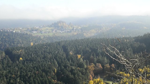 Blick vom Felsen von Dabo, Frankreich, Elsass auf die herbstlich verf&auml;rbten W&auml;lder der Vogesen