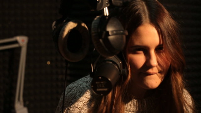 beautiful girl dj radio hamming