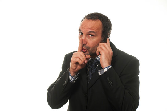 avvocato mentre parla al telefono e chiede silenzio