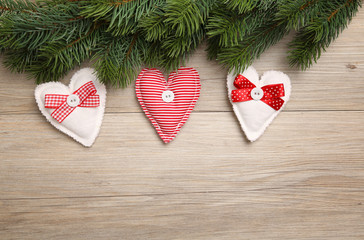 Herzen mit Tannenzweig