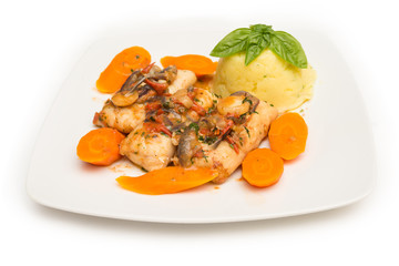 Filetti di merluzzo bollito con contorno di verdure 