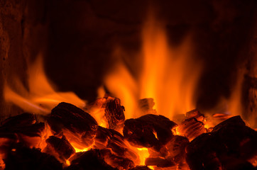 Heiße Kohlen im Feuer