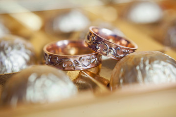 gold wedding rings
