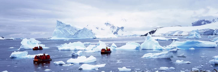 Crédence de cuisine en verre imprimé Antarctique Vue panoramique des touristes écologiques en bateau Zodiac gonflable avec glaciers et icebergs à Paradise Harbor, Antarctique